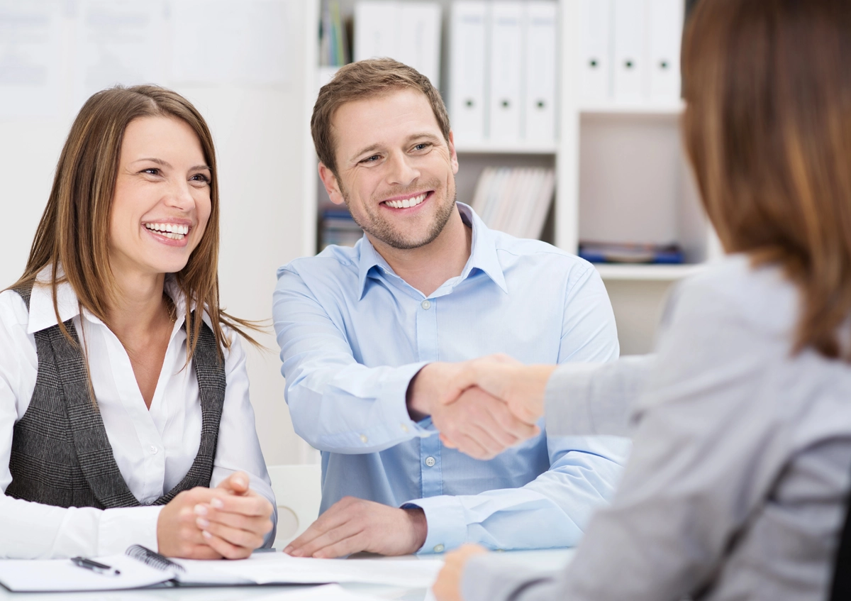 Équipe Annie Dufour - Courtier immobilier avec client